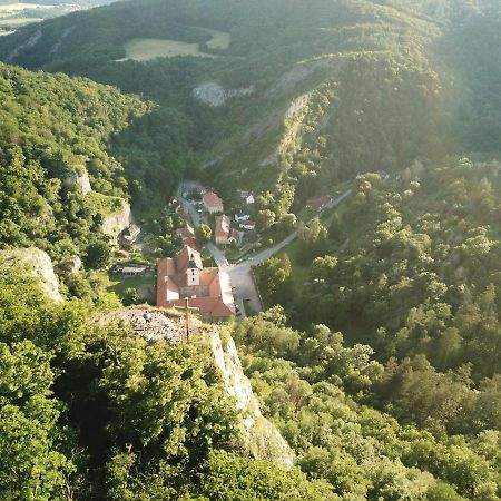 Hotel Obecna Skola Svatý Jan pod Skalou エクステリア 写真