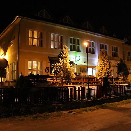 Hotel Obecna Skola Svatý Jan pod Skalou エクステリア 写真