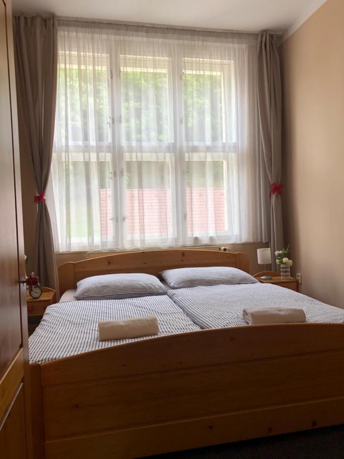 Hotel Obecna Skola Svatý Jan pod Skalou エクステリア 写真