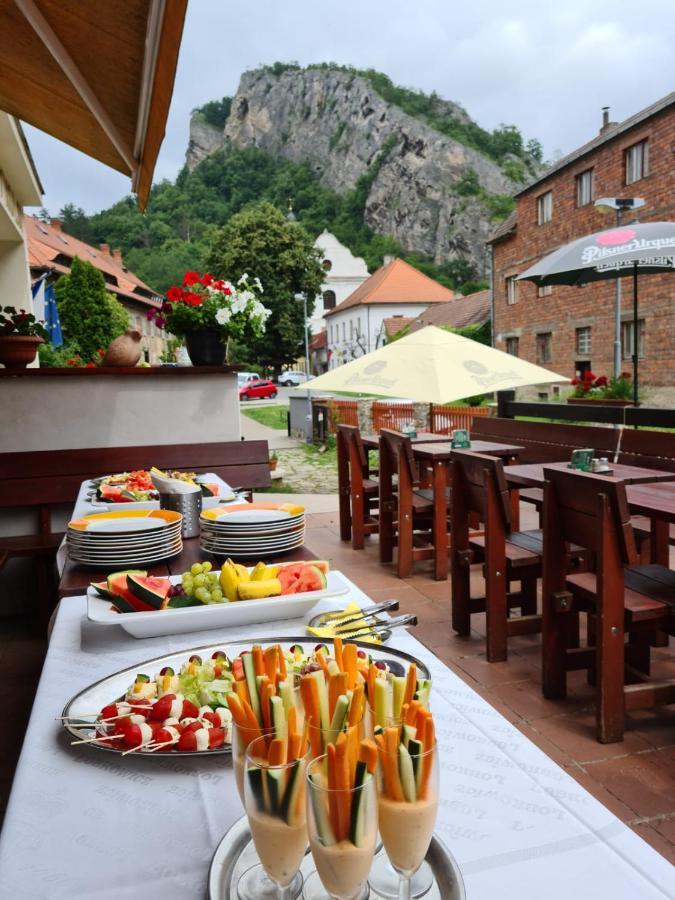 Hotel Obecna Skola Svatý Jan pod Skalou エクステリア 写真