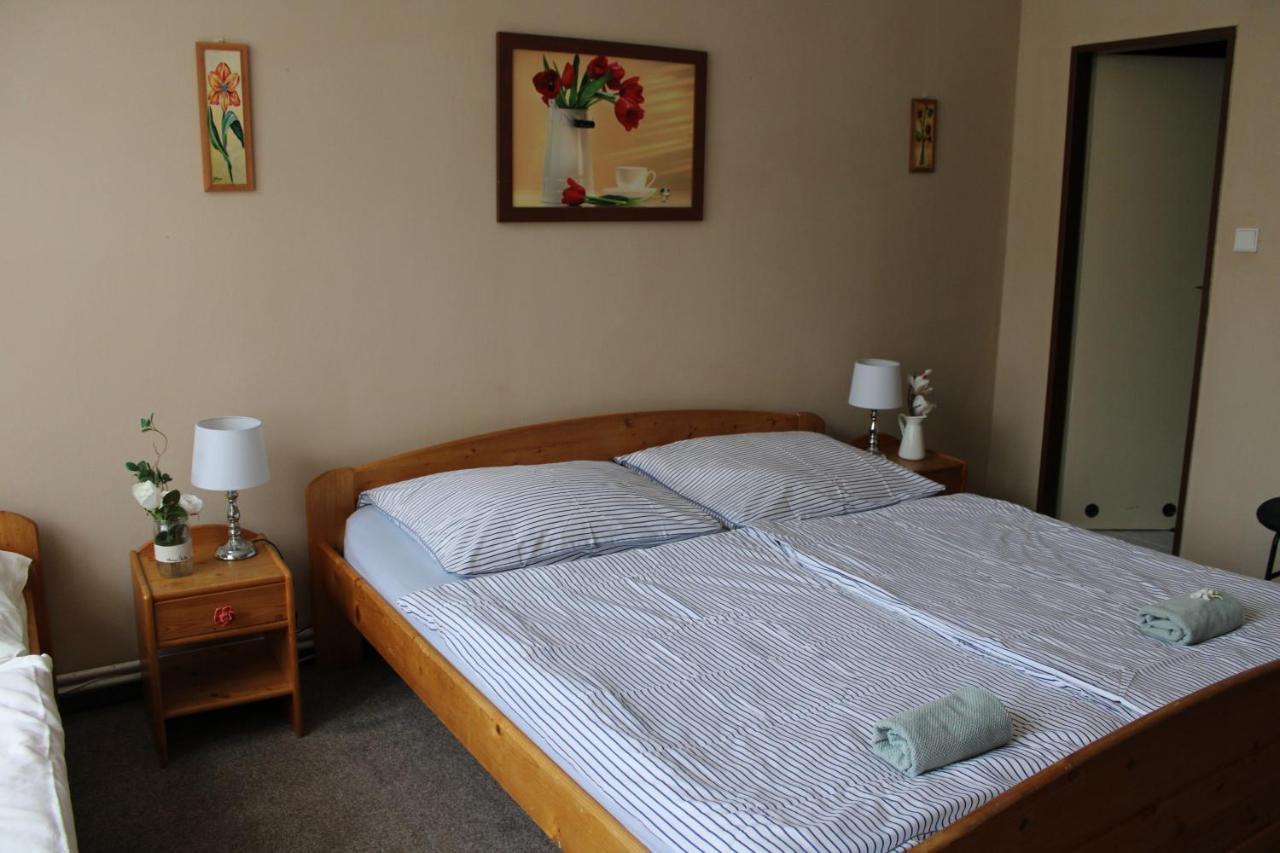 Hotel Obecna Skola Svatý Jan pod Skalou エクステリア 写真