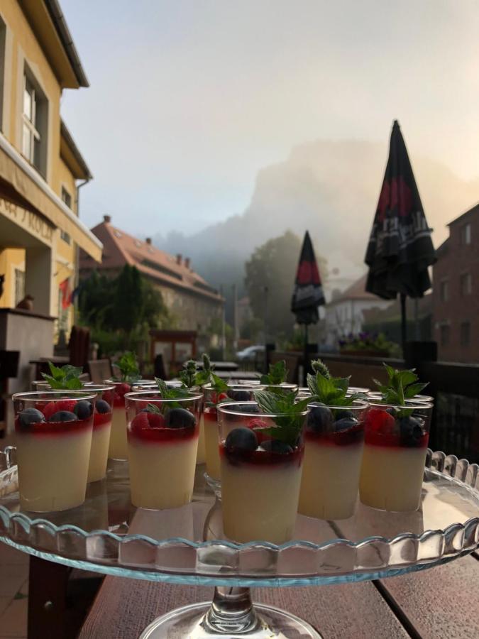 Hotel Obecna Skola Svatý Jan pod Skalou エクステリア 写真