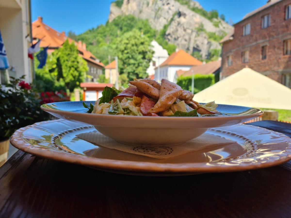 Hotel Obecna Skola Svatý Jan pod Skalou エクステリア 写真
