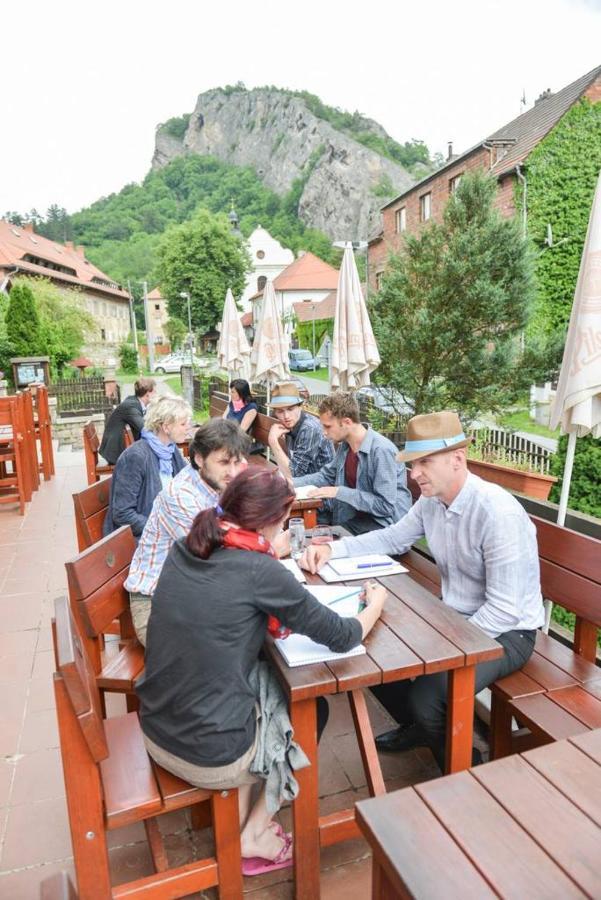 Hotel Obecna Skola Svatý Jan pod Skalou エクステリア 写真