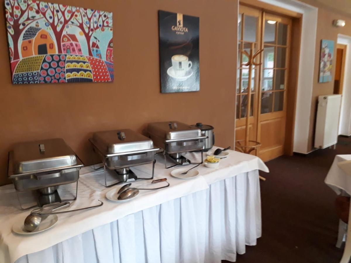 Hotel Obecna Skola Svatý Jan pod Skalou エクステリア 写真