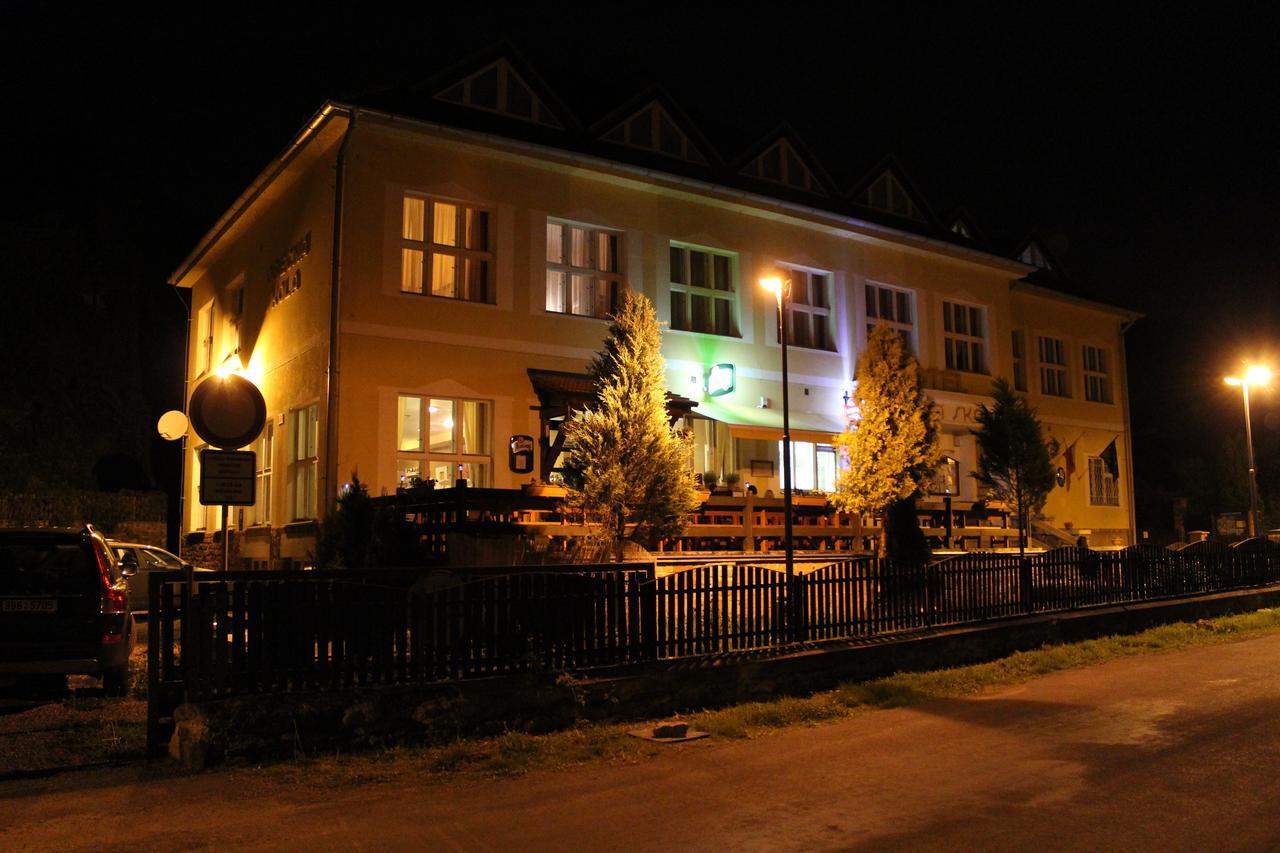 Hotel Obecna Skola Svatý Jan pod Skalou エクステリア 写真