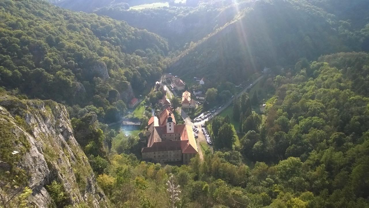 Hotel Obecna Skola Svatý Jan pod Skalou エクステリア 写真